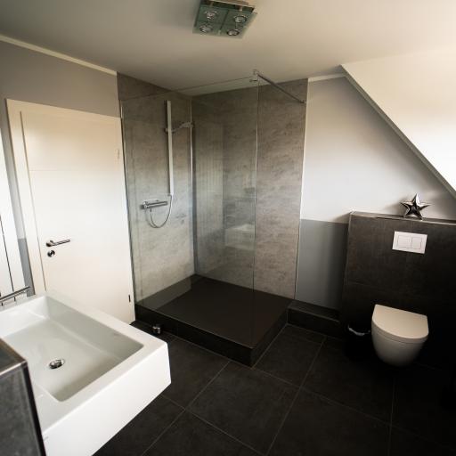 Dachgeschoss-Badsanierung im angesagten Farbkonzept.pexpo