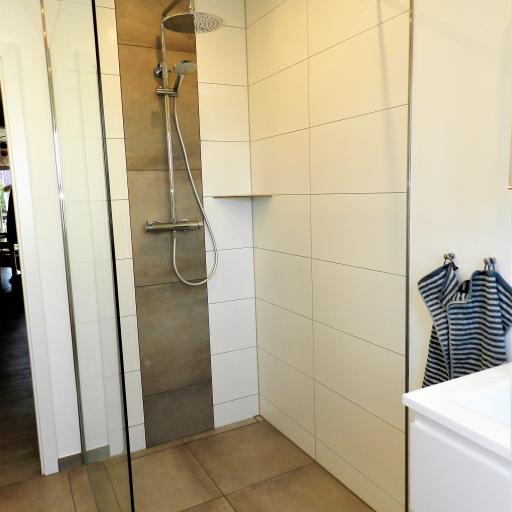 Schlichtes modernes Bad.pexpo