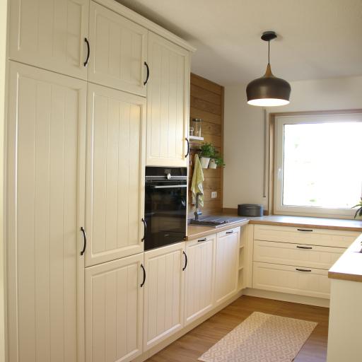 Küche im Landhausstil in U-Form in den Raum geplant.pexpo