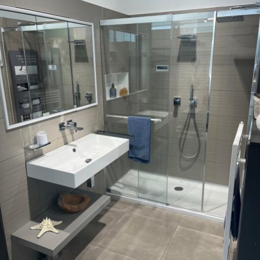 Modernes Nischen-Duschbad.pexpo