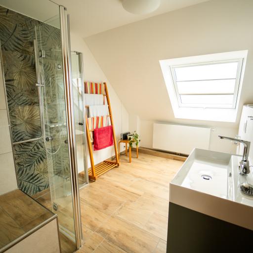 Designfliese trifft auf warmes Holz.pexpo