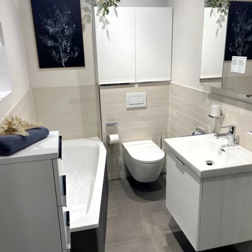 Kleines Bad mit viel Stauraum .pexpo