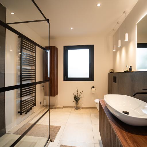 Modernes Duschbad.pexpo